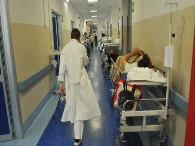 Papà porta il figlio al pronto soccorso per un dito rotto, ma viene mandato via: &quot;Non c&#039;è l&#039;ortopedico, andate in un altro ospedale